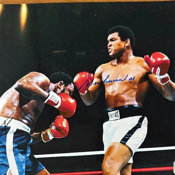 Muhammad Ali Autographed 8x10 Photo with COA Boxing Original - Picture 1 of 2
